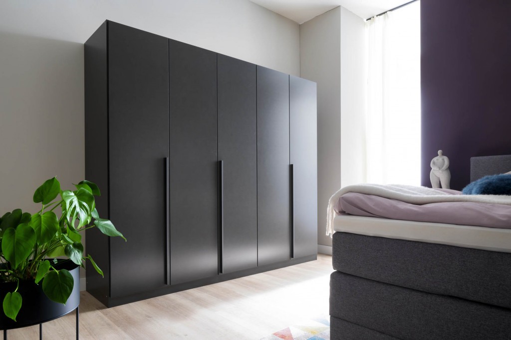 Drehtürenschrank